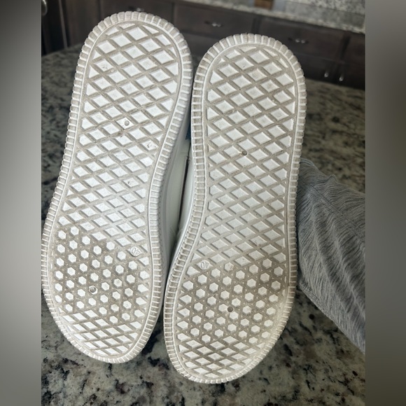 Ladies shoes. Size 8. Comfy and fashionable! - Picture 3 of 5